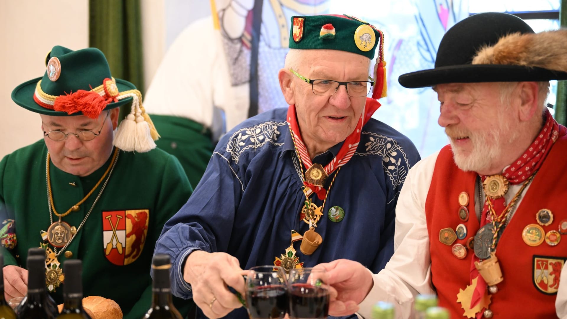 Winfried Kretschmann (Mitte) stößt am Fastnachtsdienstag mit seinen Sitznachbarn mit Wein an. Er nahm im schwäbischen Riedlingen am Froschkuttelnessen teil. Winfried Kretschmann (Mitte) stößt am Fastnachtsdienstag mit seinen Sitznachbarn mit Wein an. Er nahm im schwäbischen Riedlingen am Froschkuttelnessen teil.