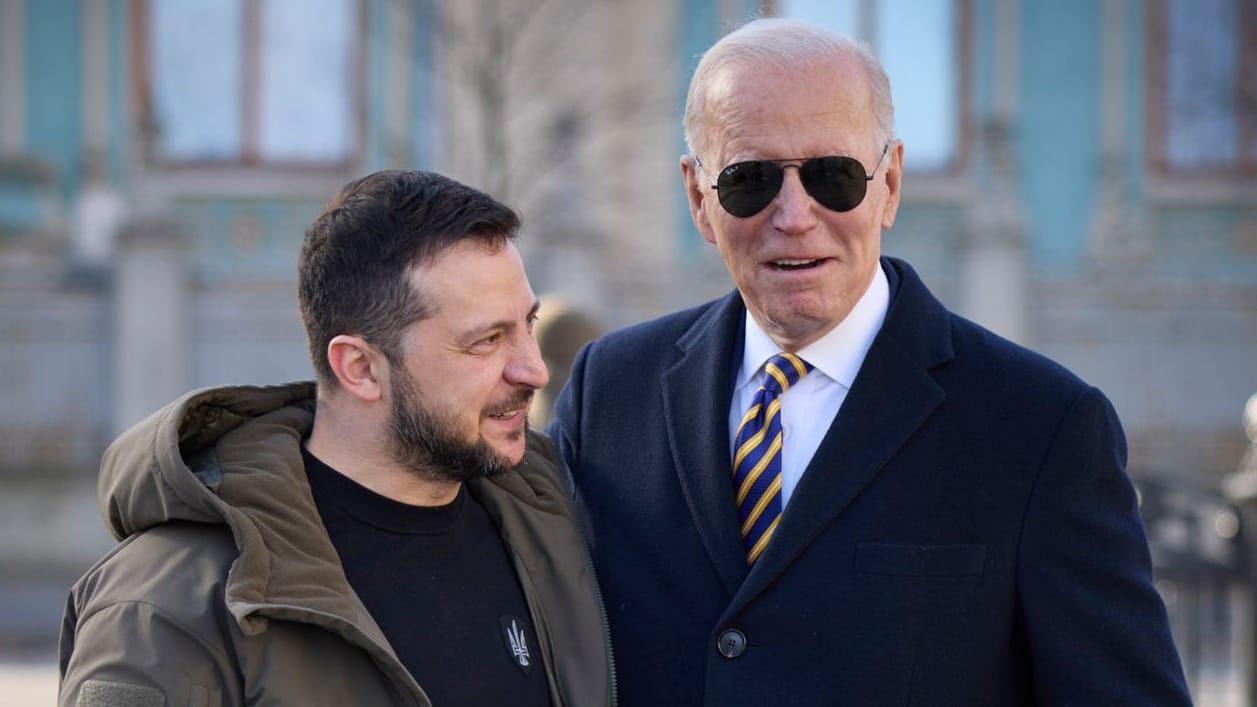 Wolodymyr Selenskyj (l.) und Joe Biden (r.): Der US-Präsident ist vor einer geplanten Reise nach Polen zu einem überraschenden Besuch in der Ukraine eingetroffen. Aus Sicherheitsgründen war der Besuch nicht angekündigt worden.