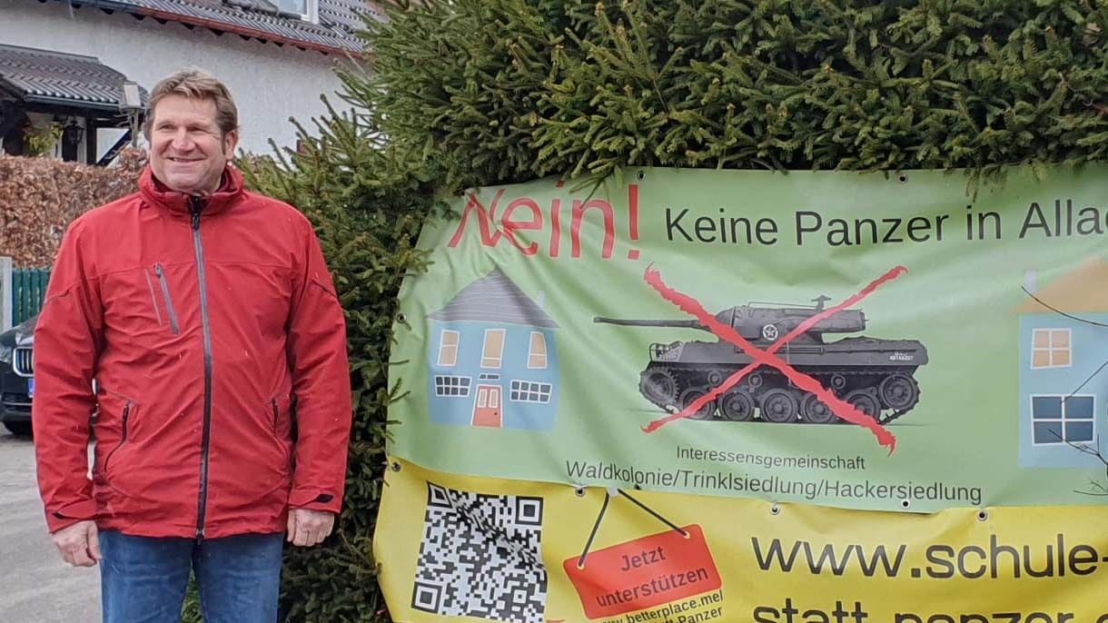 Gerhard Moosburger vor einem Plakat.