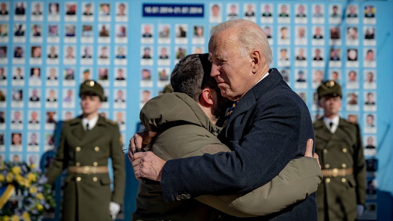 Wolodymyr Selenskyj und Joe Biden gestern in Kiew.
