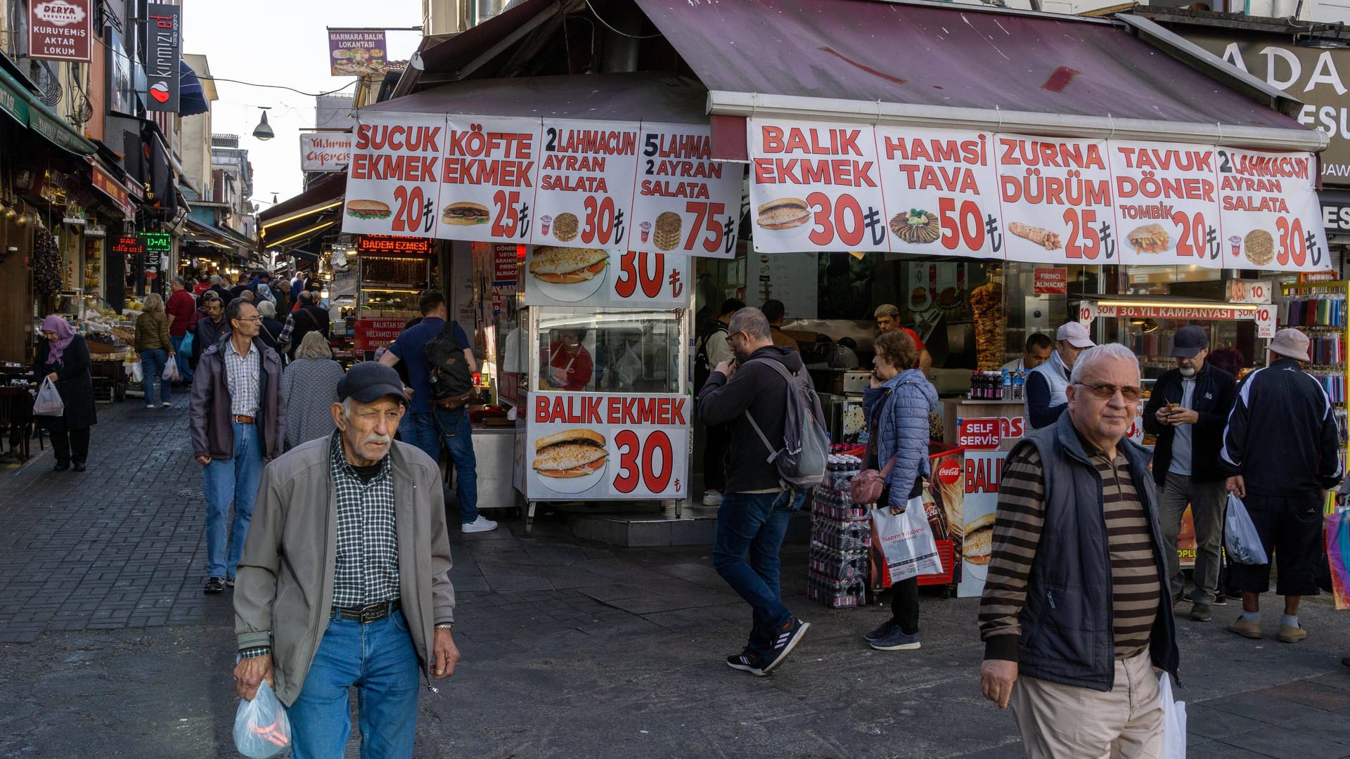 Eine Einkaufsstraße in Istanbul: Die Preise für Lebensmittel sind in den vergangenen Jahren massiv gestiegen.