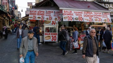 A shopping street in Istanbul: food prices have risen massively in recent years. (Source: IMAGO/Tolga Ildun/imago images) A shopping street in Istanbul: food prices have risen massively in recent years.