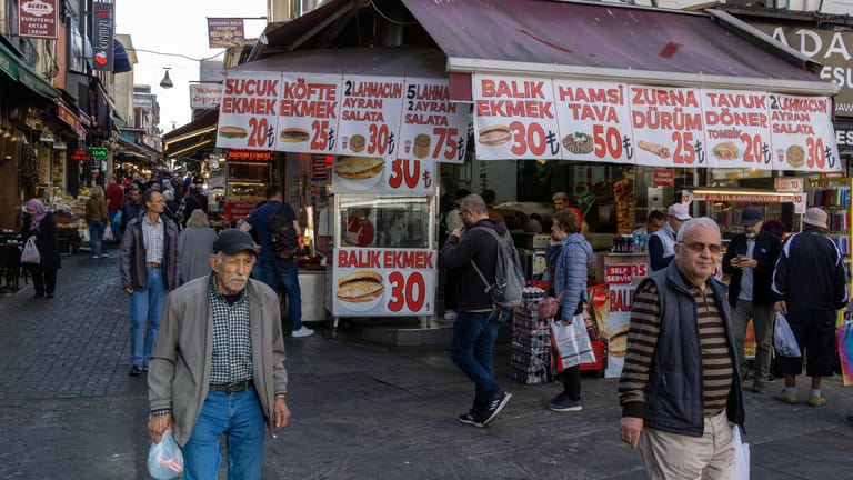 Eine Einkaufsstraße in Istanbul: Die Preise für Lebensmittel sind in den vergangenen Jahren massiv gestiegen.