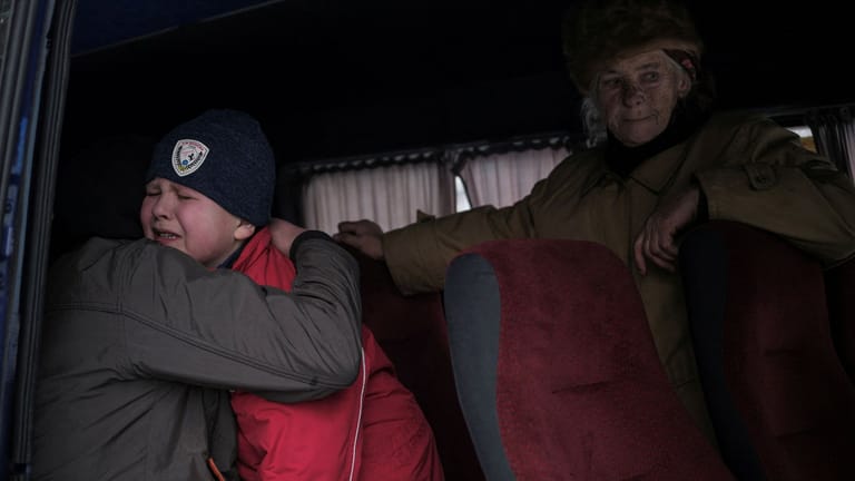 Ein Junge in der Region Donezk weint, seine Großmutter istbei den Evakuierungen verstorben: Die Menschen fliehen auch vor den schweren Kämpfen rund um die Stadt Bachmut.