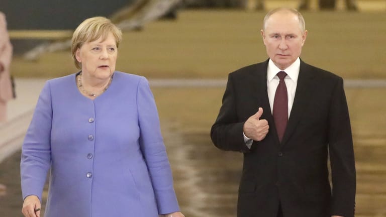 Angela Merkel und Wladimir Putin (Archivbild): Die frühere Bundeskanzlerin versuchte Russland einzuhegen, sagt Christoph Heusgen.