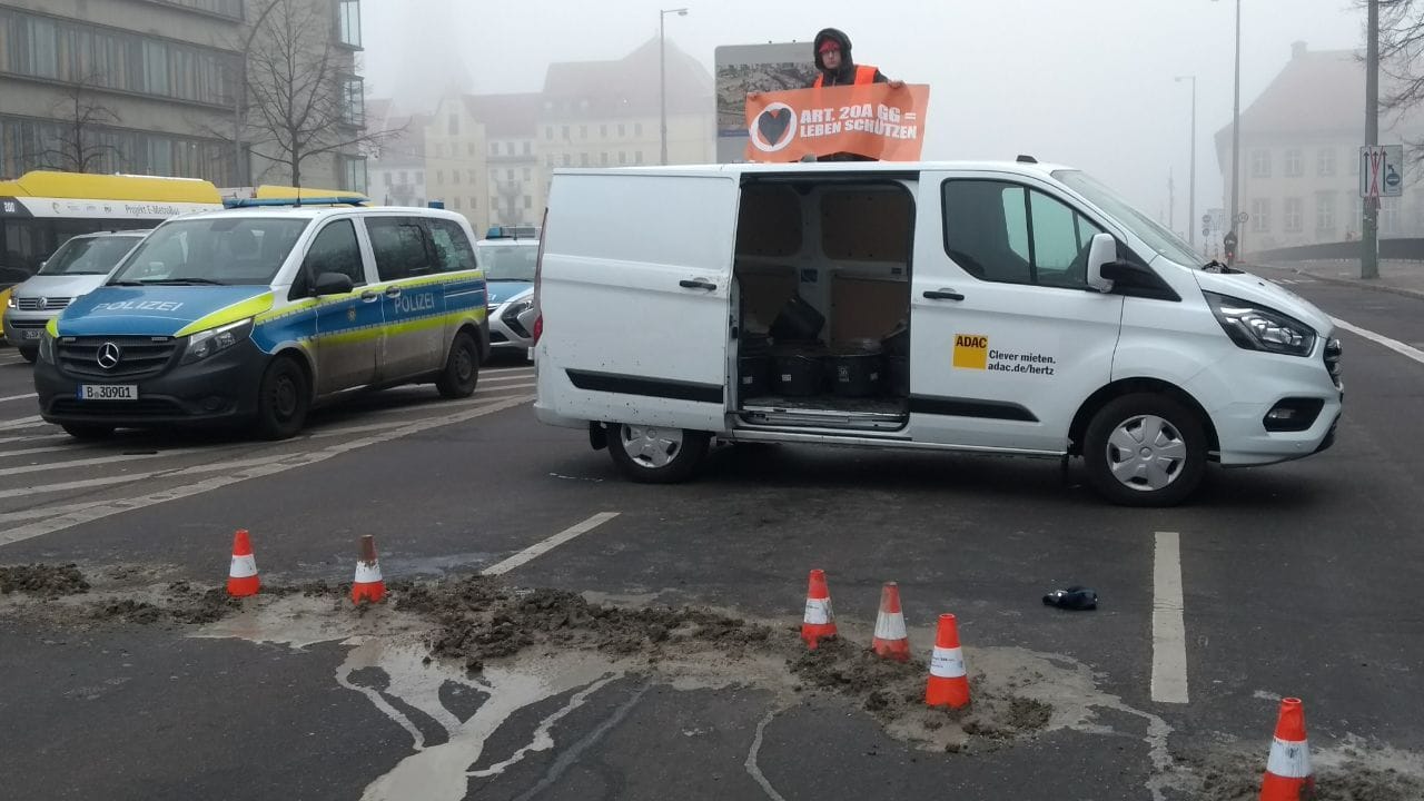 Beton auf der Brücke: Dieses Bild haben die Aktivisten selbst verbreitet.