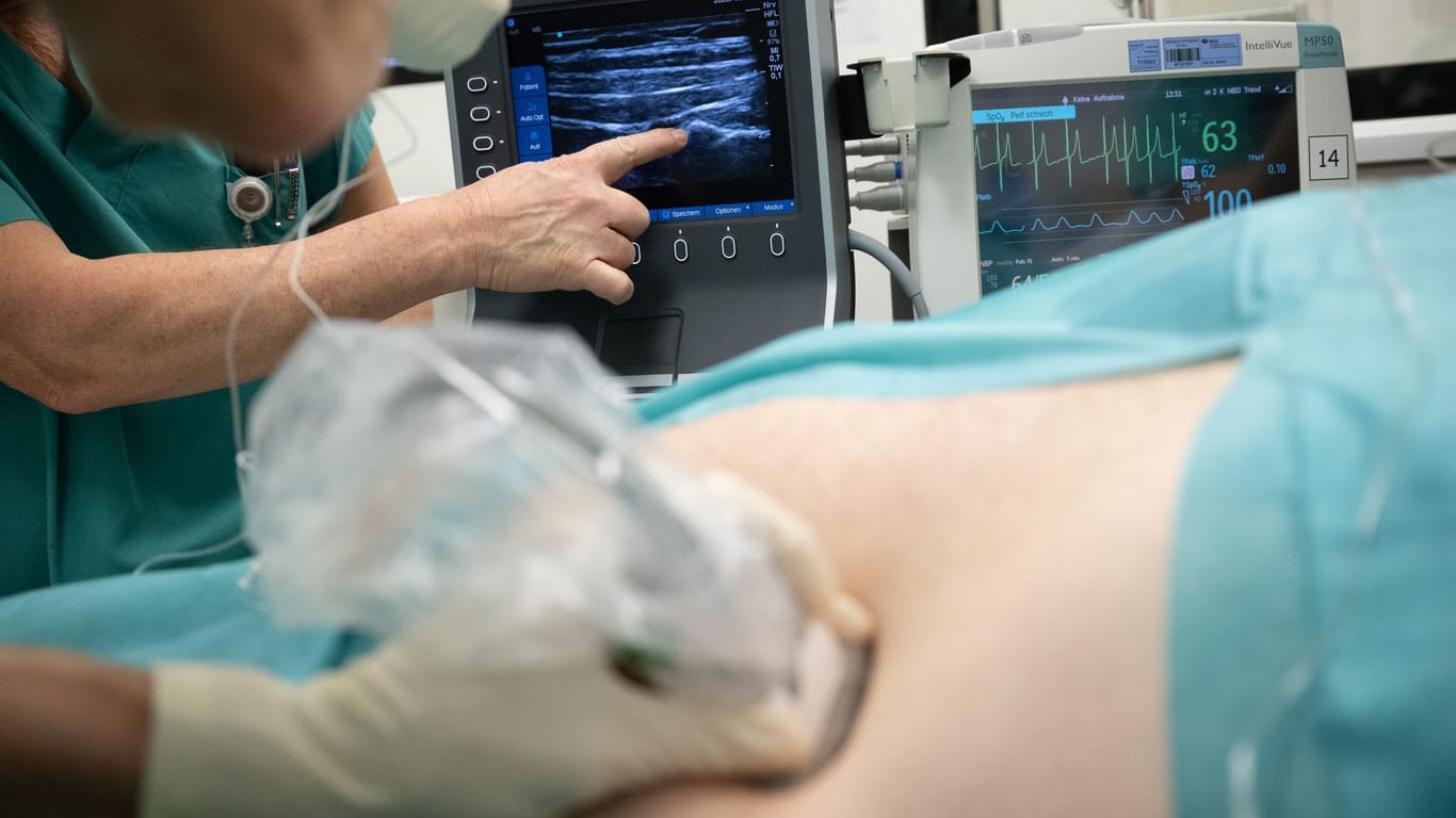 Treffsicher mit Ultraschall: Damit der Anästhesist gezielt das Betäubungsmittel injizieren kann, bedarf es einer guten Ultraschalltechnik.