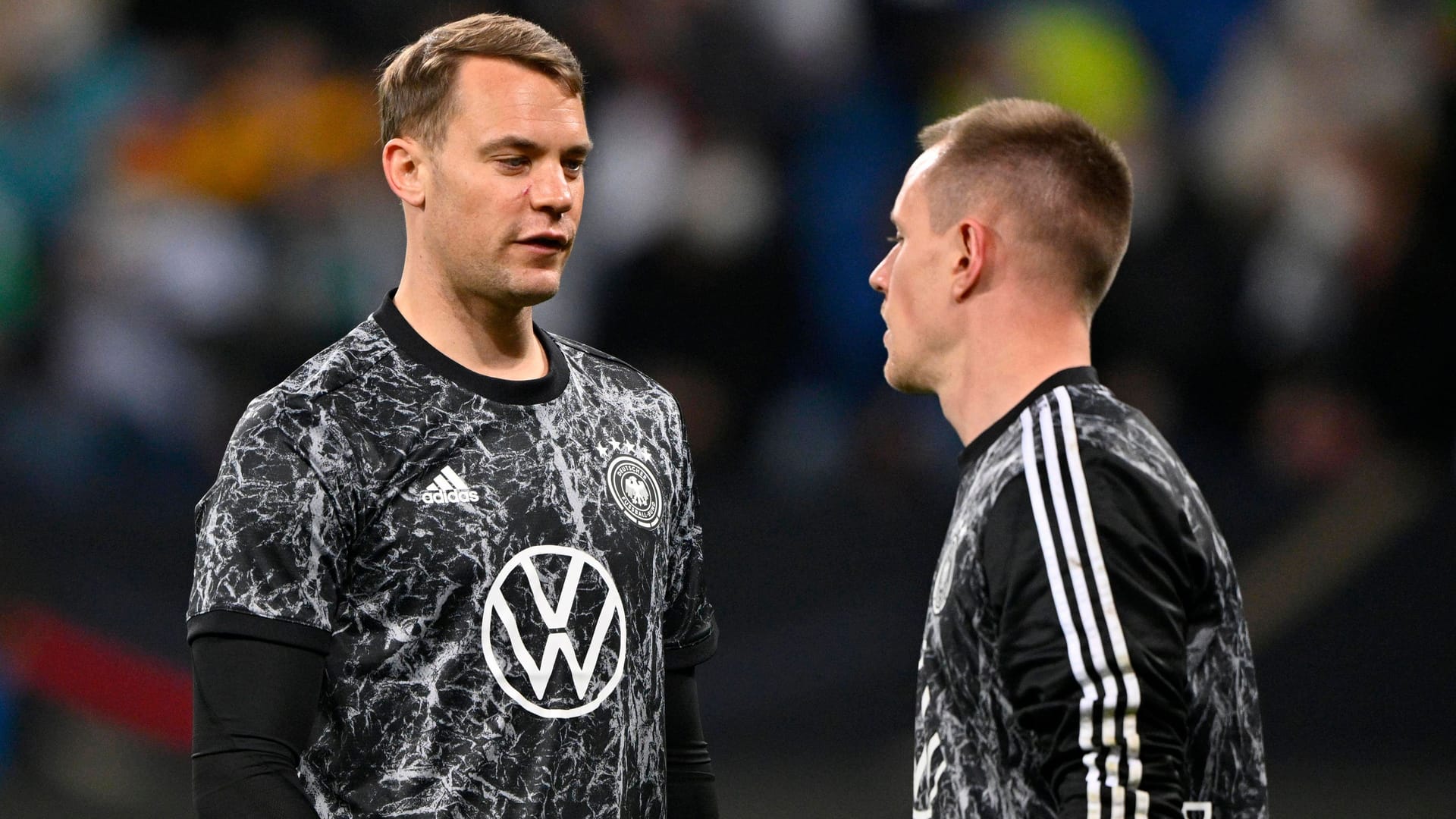 Stefan Effenberg sprach sich für die Diskussion über einen möglichen Wechsel im DFB-Tor aus. Davon hätte Marc-André ter Stegen (r.) profitiert.