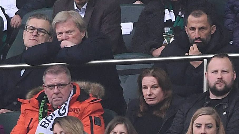 Oliver Kahn (l.) und Hasan Salihamidzic (r.): Die beiden Bayern-Bosse waren bei der 2:3-Niederlage in Gladbach auf der Tribüne bedient.