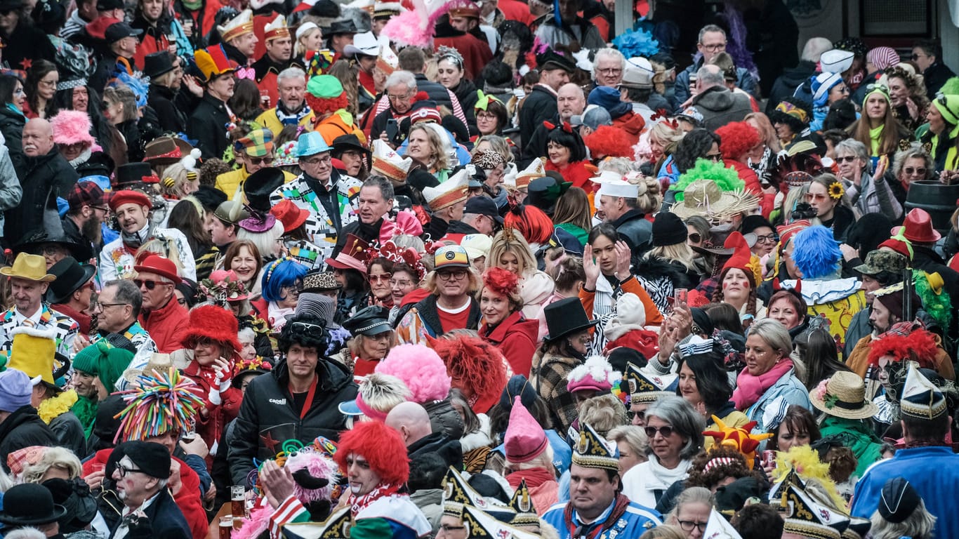 Kostümierte Karnevalsnarren in Düsseldorf: Die Jecken feierten laut einer ersten Bilanz weitestgehend friedlich.