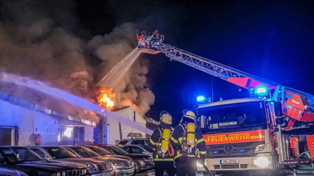 Eine Halle bei einem Autohändler brennt lichterloh: Rund 75 Feuerwehrkräfte waren im Einsatz.