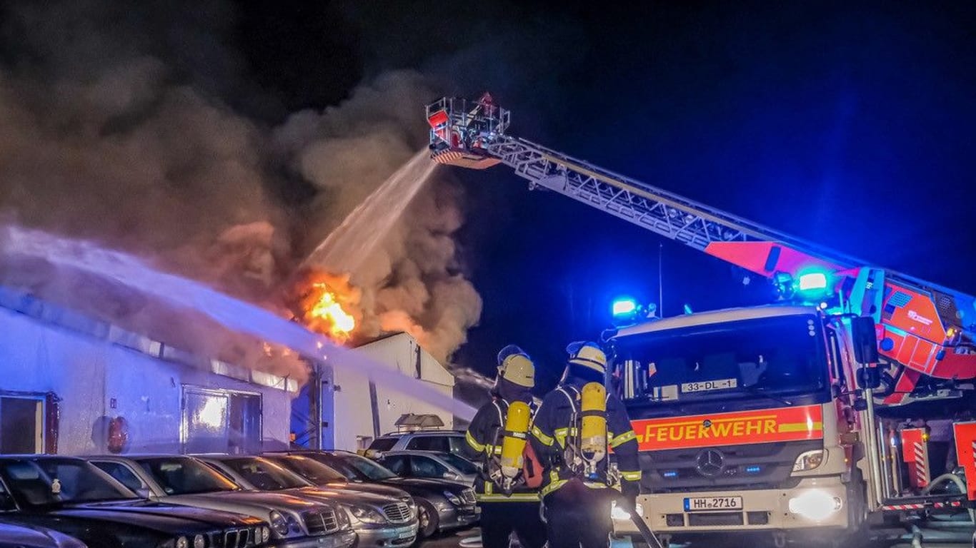 Eine Halle bei einem Autohändler brennt lichterloh: Rund 75 Feuerwehrkräfte waren im Einsatz.