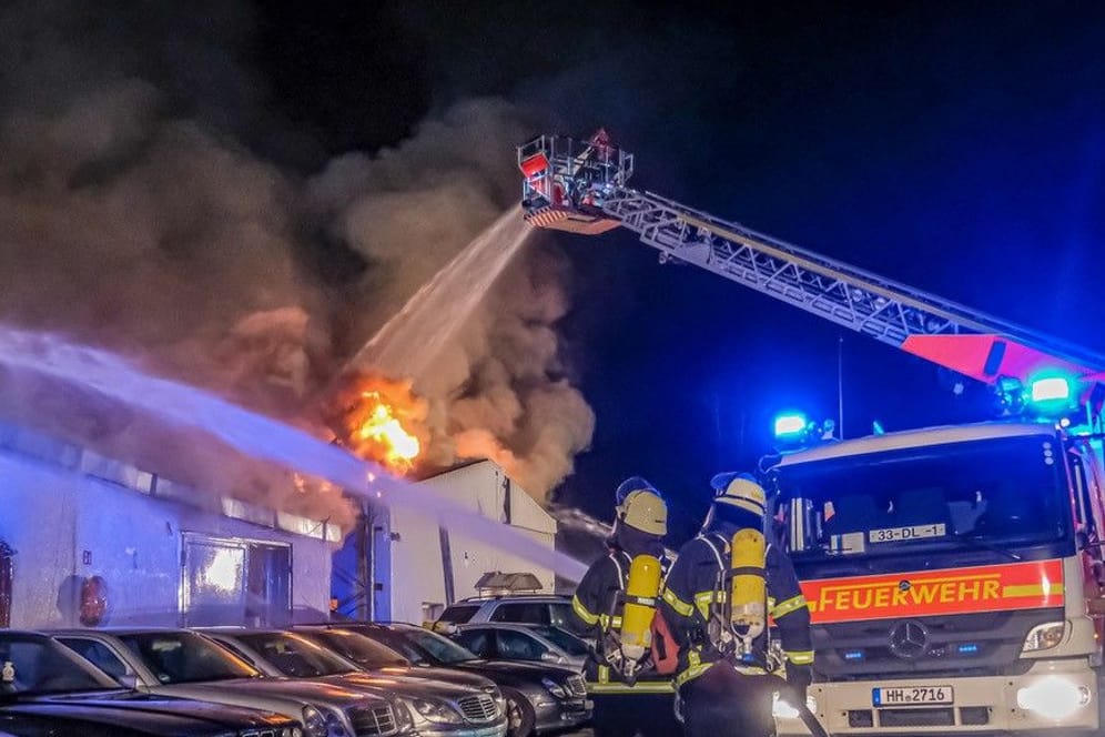 Eine Halle bei einem Autohändler brennt lichterloh: Rund 75 Feuerwehrkräfte waren im Einsatz.