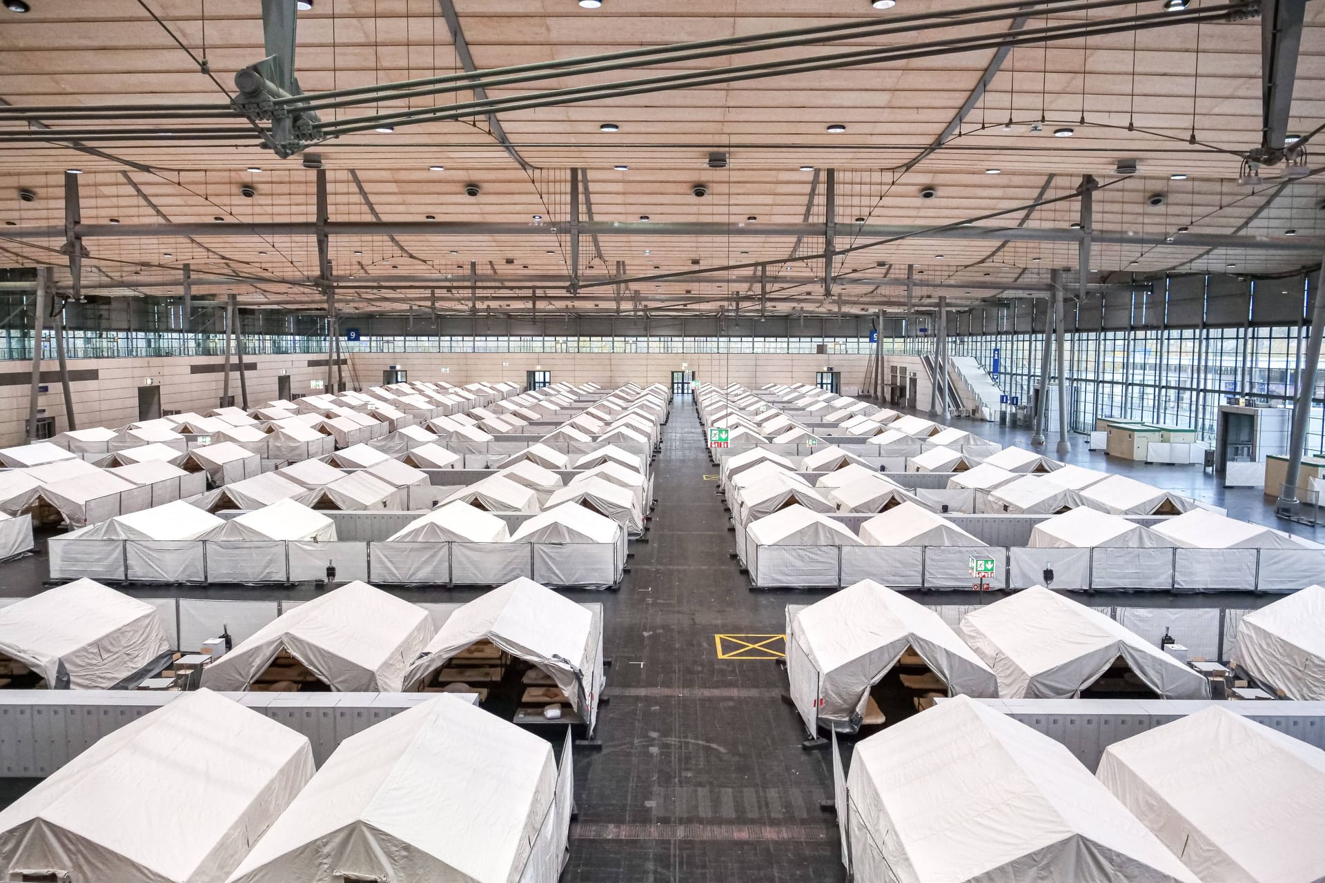 Flüchtlingsunterkunft in der Messe in Hannover (Symbolbild): Vermehrt werden die Menschen wieder in Notunterkünften untergebracht.