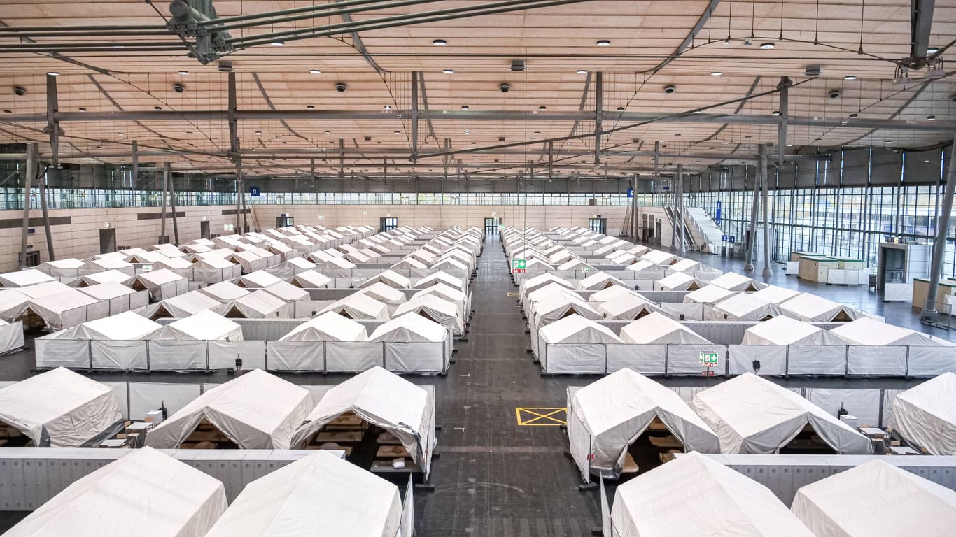 Flüchtlingsunterkunft in der Messe in Hannover (Symbolbild): Vermehrt werden die Menschen wieder in Notunterkünften untergebracht.