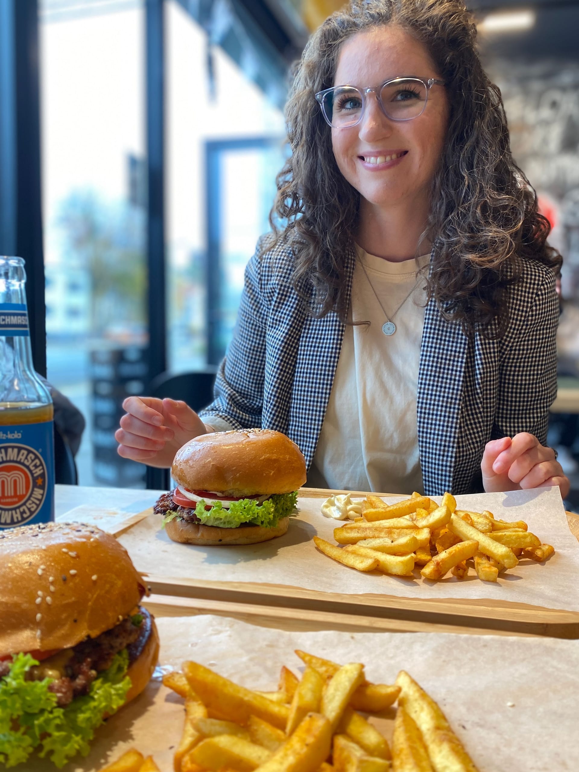 Pauline probiert einen Cheeseburger im Brudis.