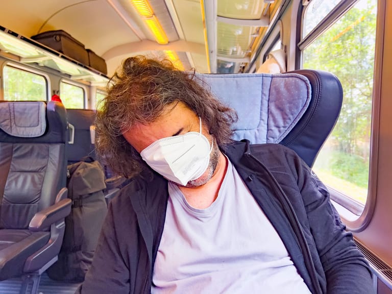 Anderen schenkte sie Dunkelheit für ein entspanntes Nickerchen in der Bahn.