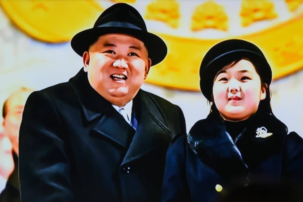 Ein Fernsehauftritt von Nordkoreas Machthaber Kim Jong-un und seiner Tochter Anfang Februar: Der Name des Mädchens soll den Vater zu einem drastischen Schritt bewegt haben.