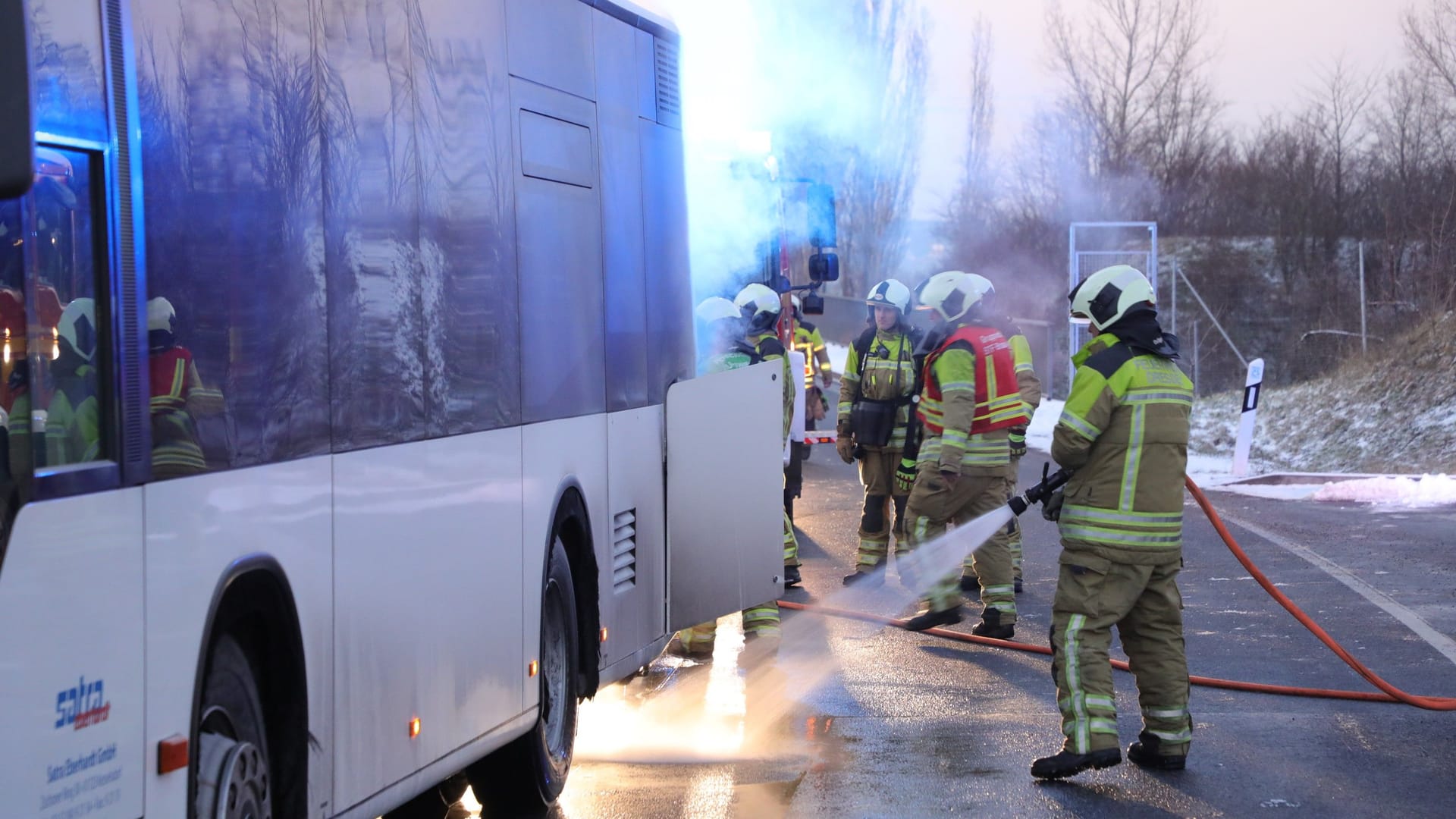 Die Feuerwehr führt eine Restablöschung durch: Den Brand hatte der Busfahrer bereits gelöscht.