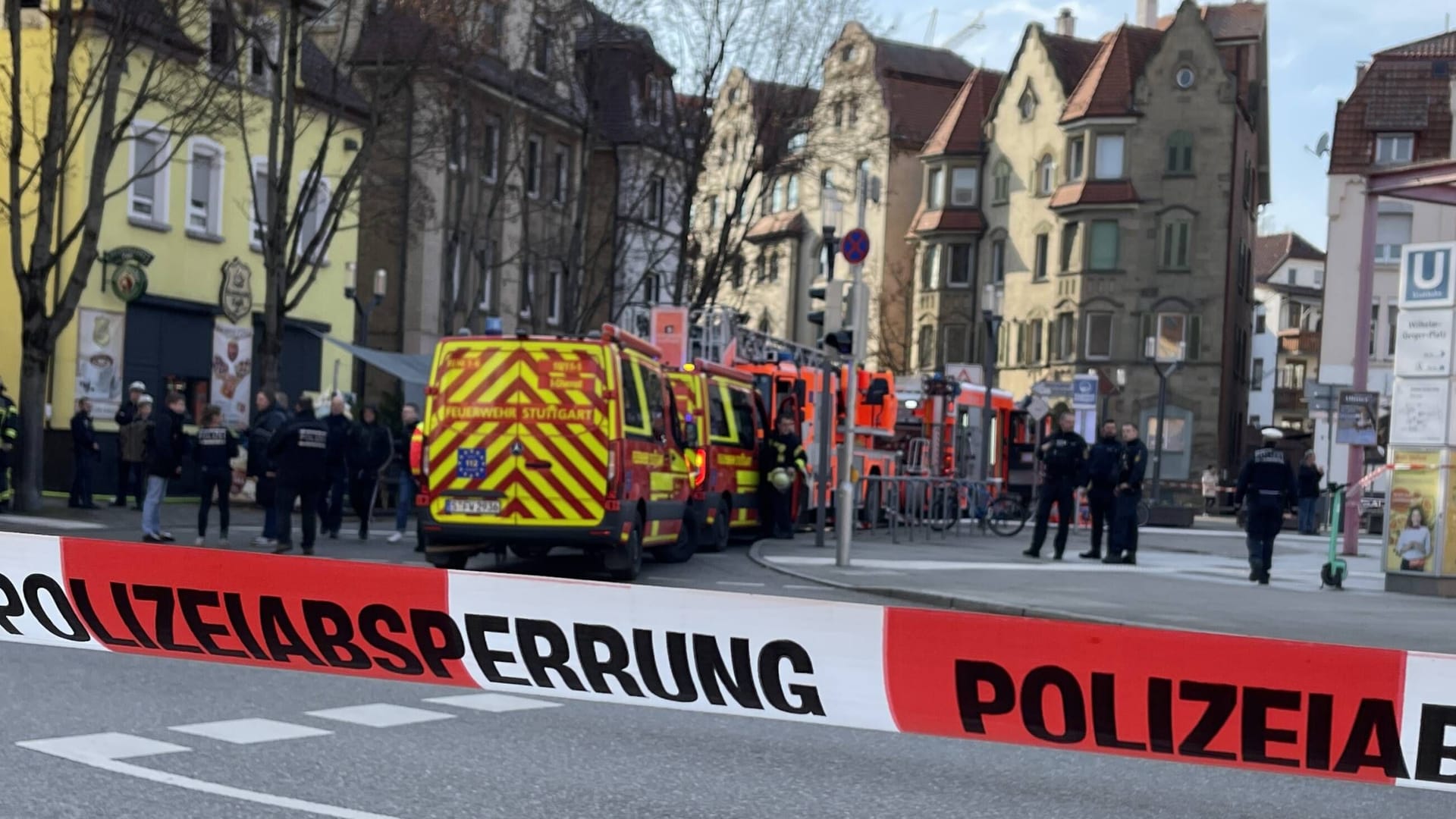 Der Wilhelm-Geiger-Platz ist großräumig abgesperrt: Zwei Menschen wurden verletzt. Der Wilhelm-Geiger-Platz ist großräumig abgesperrt: Zwei Menschen wurden verletzt.