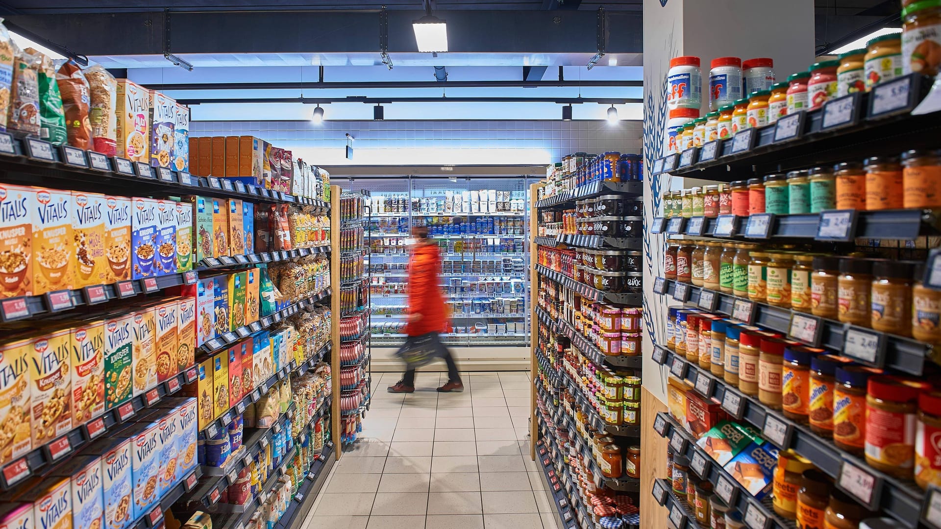 Person bei Edeka (Symbolbild): Kunden greifen angesichts der steigenden Preise tendenziell eher zur günstigeren Eigenmarke als zum Markenartikel.