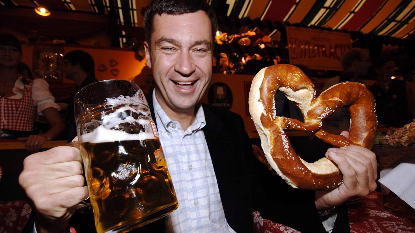 Markus Söder auf dem Oktoberfest in München (Archivbild): Brezel und Bier scheint dem bayerischen Ministerpräsidenten eher zu liegen als Insekten.
