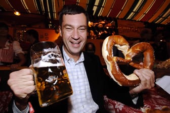 Markus Söder auf dem Oktoberfest in München (Archivbild): Brezel und Bier scheint dem bayerischen Ministerpräsidenten eher zu liegen als Insekten.
