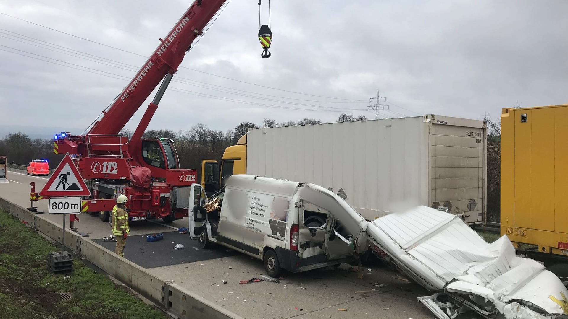 Tödlicher Unfall auf A81: Einsatzkräfte bergen einen Transporter nach einem tödlichen Unfall. Tödlicher Unfall auf A81: Einsatzkräfte bergen einen Transporter nach einem tödlichen Unfall.