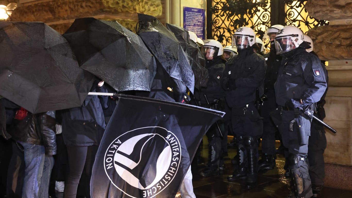 Eine Gruppe von bis zu 80 Personen versucht, eine Polizeikette zu durchbrechen: Anlass war eine Veranstaltung der AfD-Fraktion im Hamburger Rathaus.