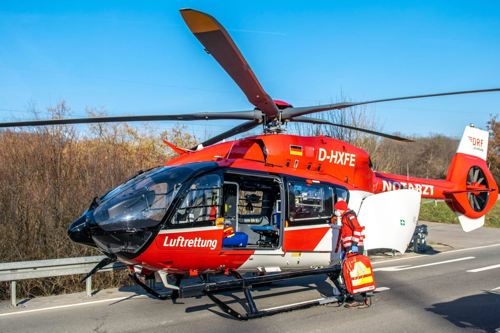 Rettungseinsatz nach Verkehrsunfall (Symbolbild): Ein Rettungshubschrauber brachte das tödlich verletzte Kleinkind nach dem Unfall ins Krankenhaus.