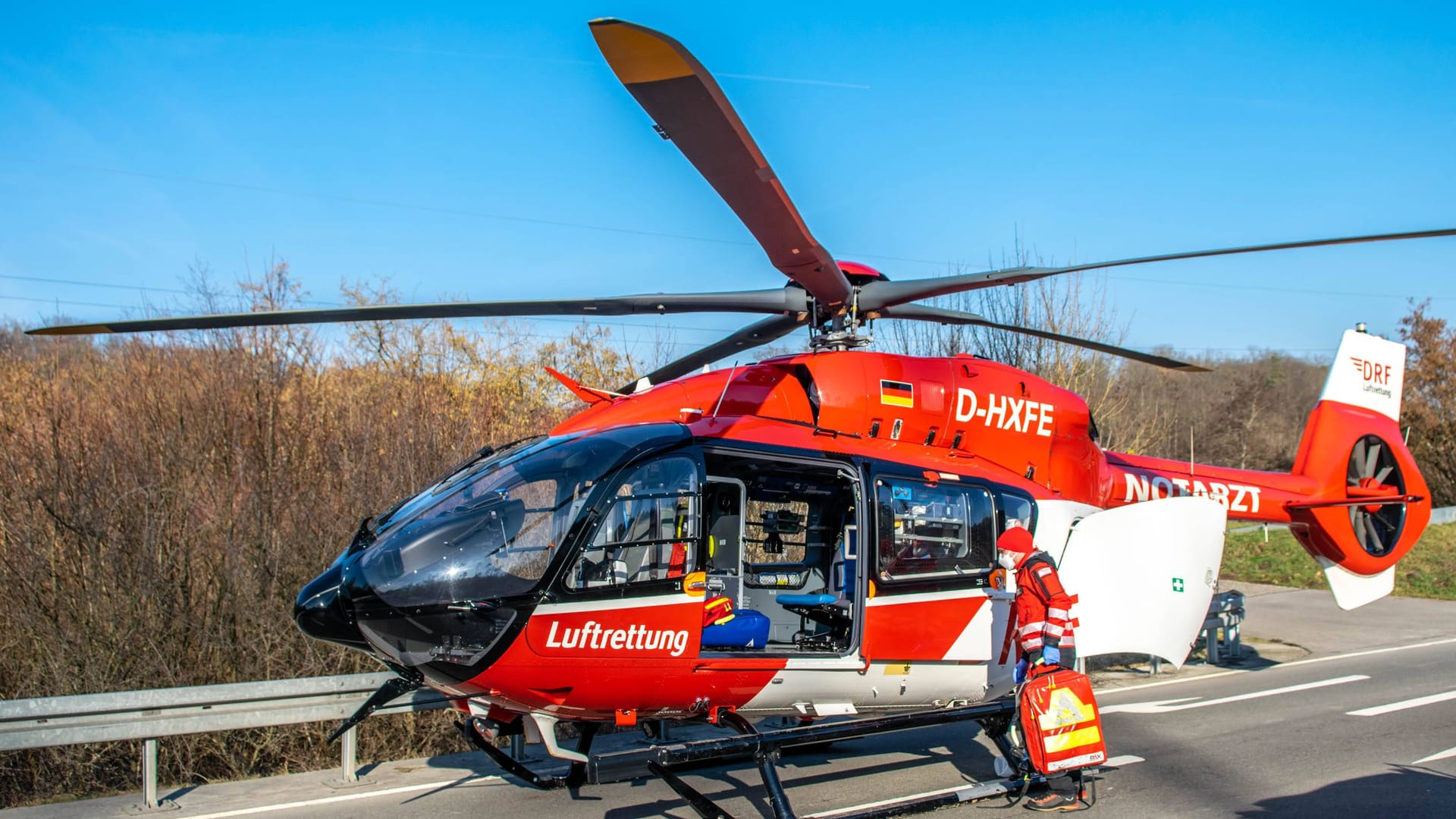 Rettungseinsatz nach Verkehrsunfall (Symbolbild): Ein Rettungshubschrauber brachte das tödlich verletzte Kleinkind nach dem Unfall ins Krankenhaus.