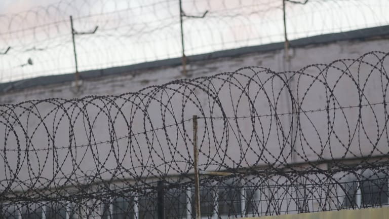 Gefängnis mit Stacheldrahtzaun (Symbolbild): 20 Gefangene sind entkommen.