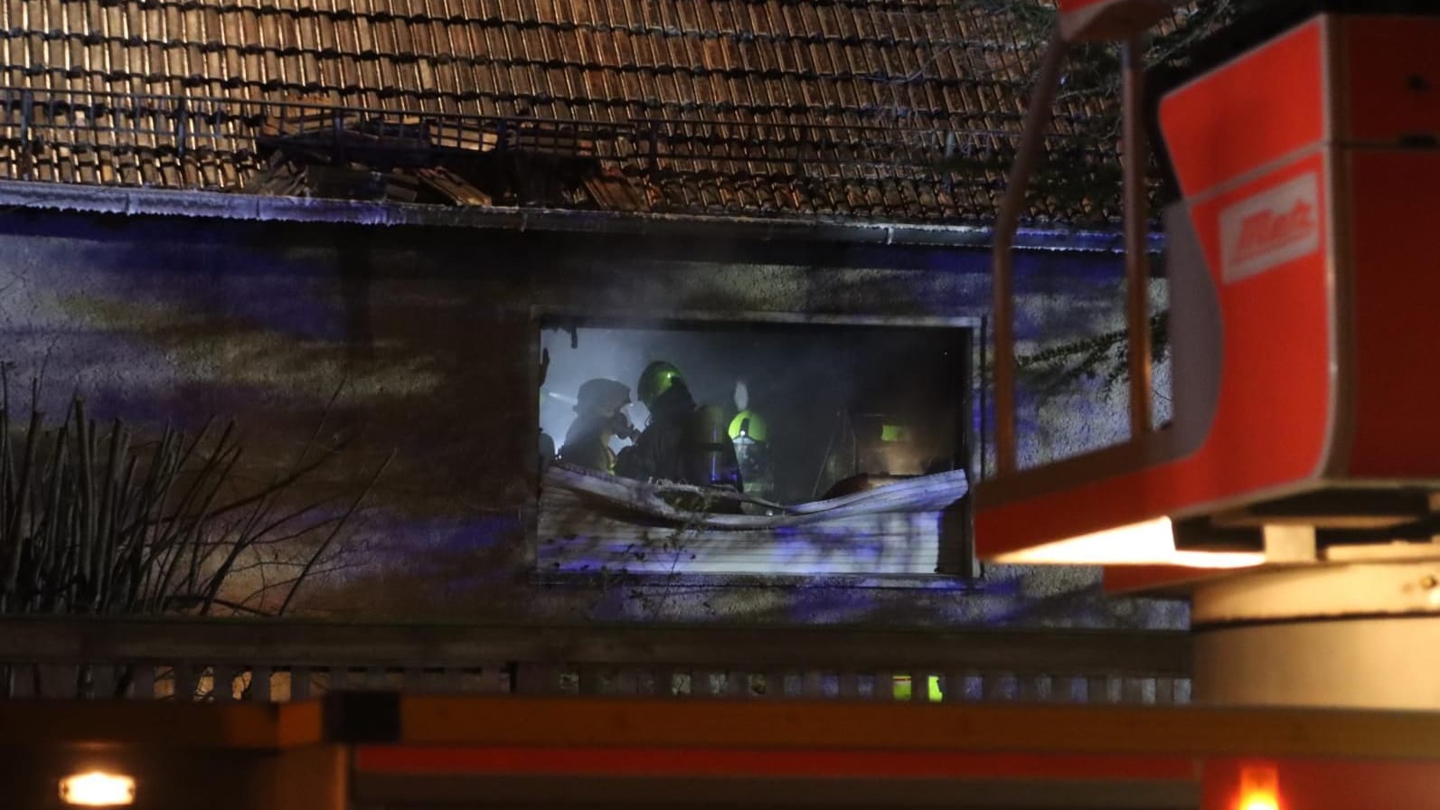 Feuerwehrleute durchsuchen das Haus: Es wurde eine Leiche gefunden. Feuerwehrleute durchsuchen das Haus: Es wurde eine Leiche gefunden.