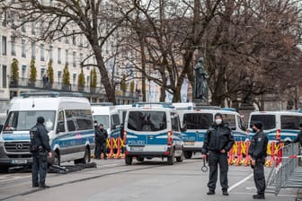 Absperrungen am Promenadeplatz Münchner Sicherheitskonferenz im Hotel Bayerischer Hof 2022 in München