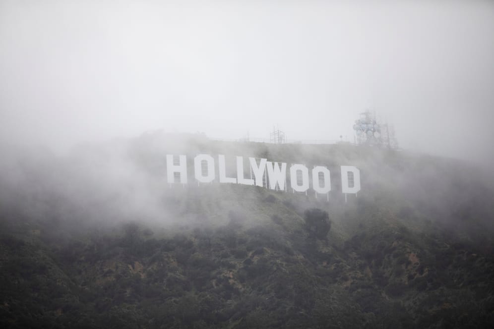Nebel umhüllt das berühmte Hollywood-Schild in Los Angeles: Kalifornien wird von einem heftigen Wintersturm erfasst.