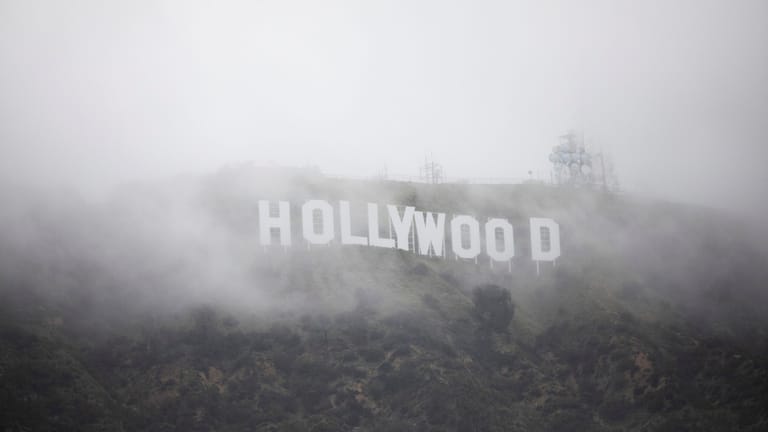 Nebel umhüllt das berühmte Hollywood-Schild in Los Angeles: Kalifornien wird von einem heftigen Wintersturm erfasst.