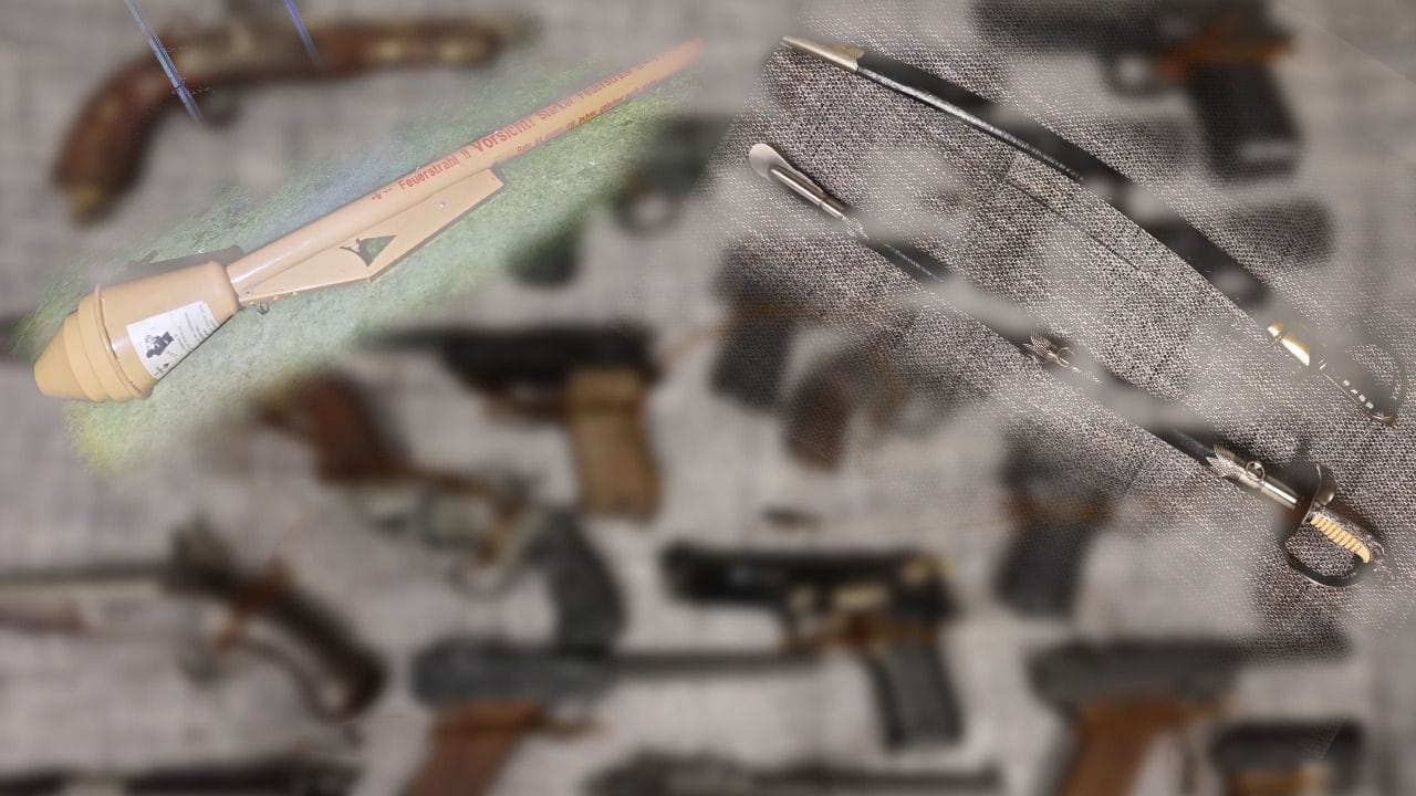 Panzerfaust, Schwerter und andere Waffen: Die Waffen gehörten wohl dem verstorbenen Mann der Finderin. Panzerfaust, Schwerter und andere Waffen: Die Waffen gehörten wohl dem verstorbenen Mann der Finderin.