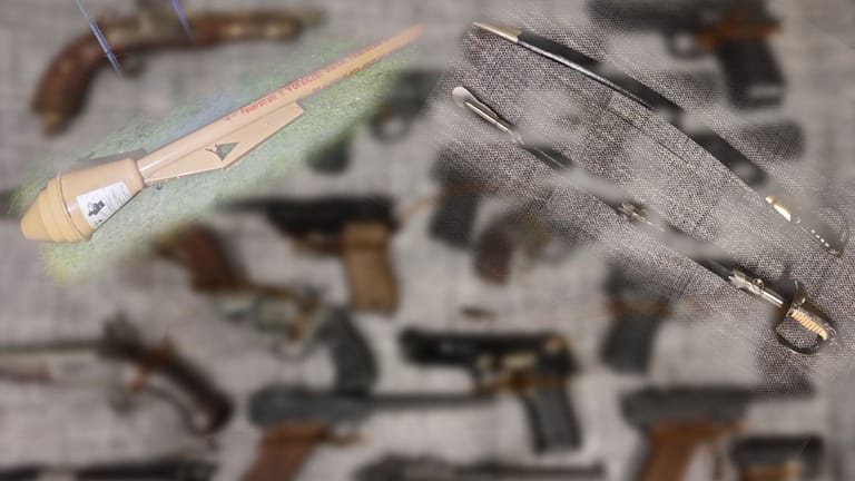 Panzerfaust, Schwerter und andere Waffen: Die Waffen gehörten wohl dem verstorbenen Mann der Finderin.