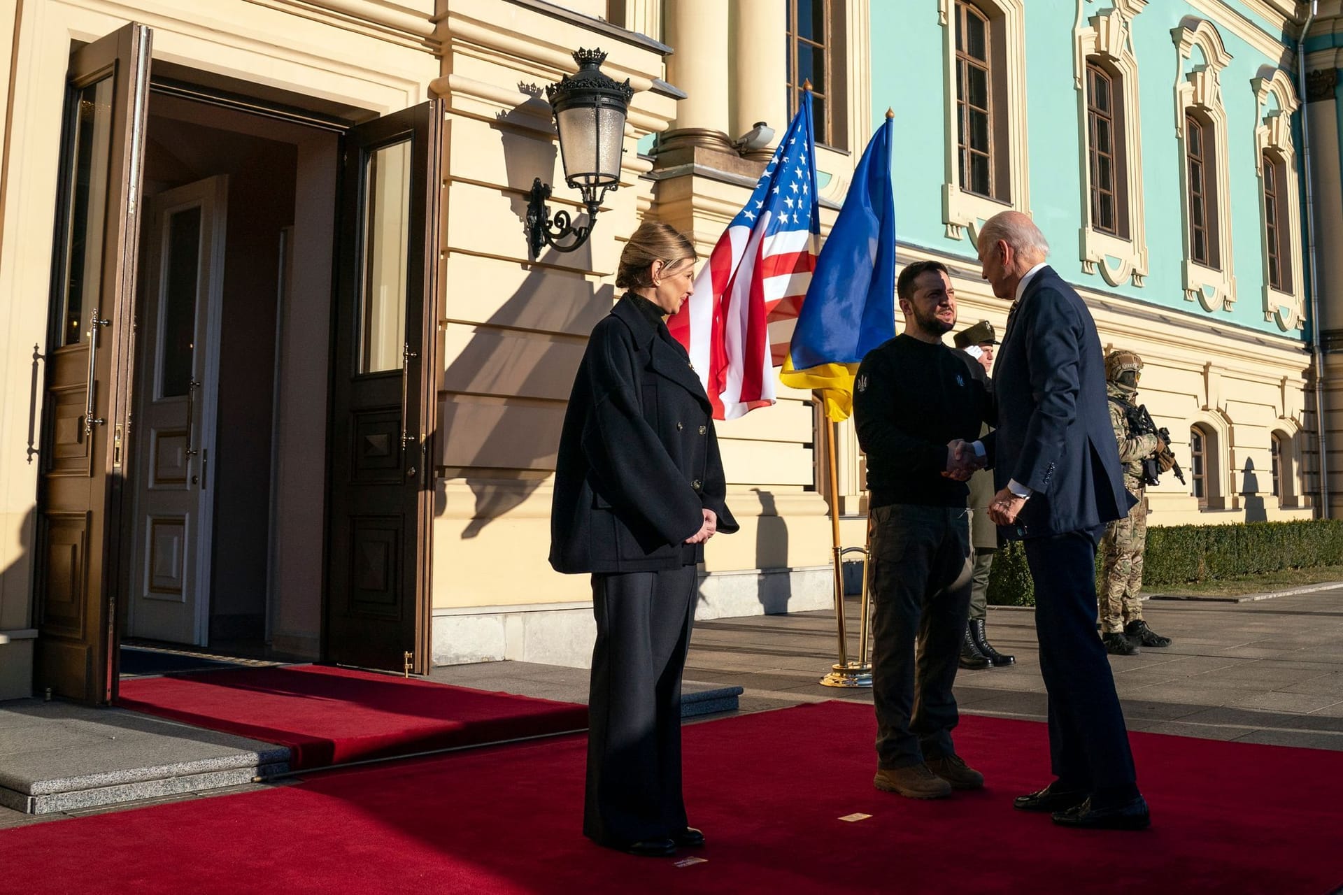 Im Marien-Palast traf Biden auch auf Olena Selenska, First Lady der Ukraine.