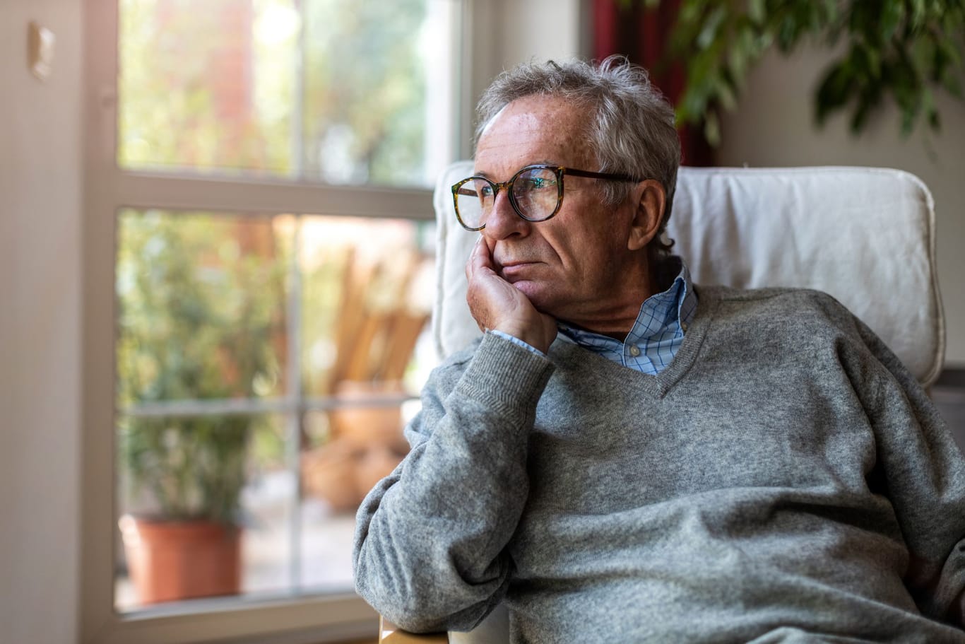 Rentner schaut aus dem Fenster (Symbolbild): Um die gesetzliche Rente ranken sich einige Mythen.