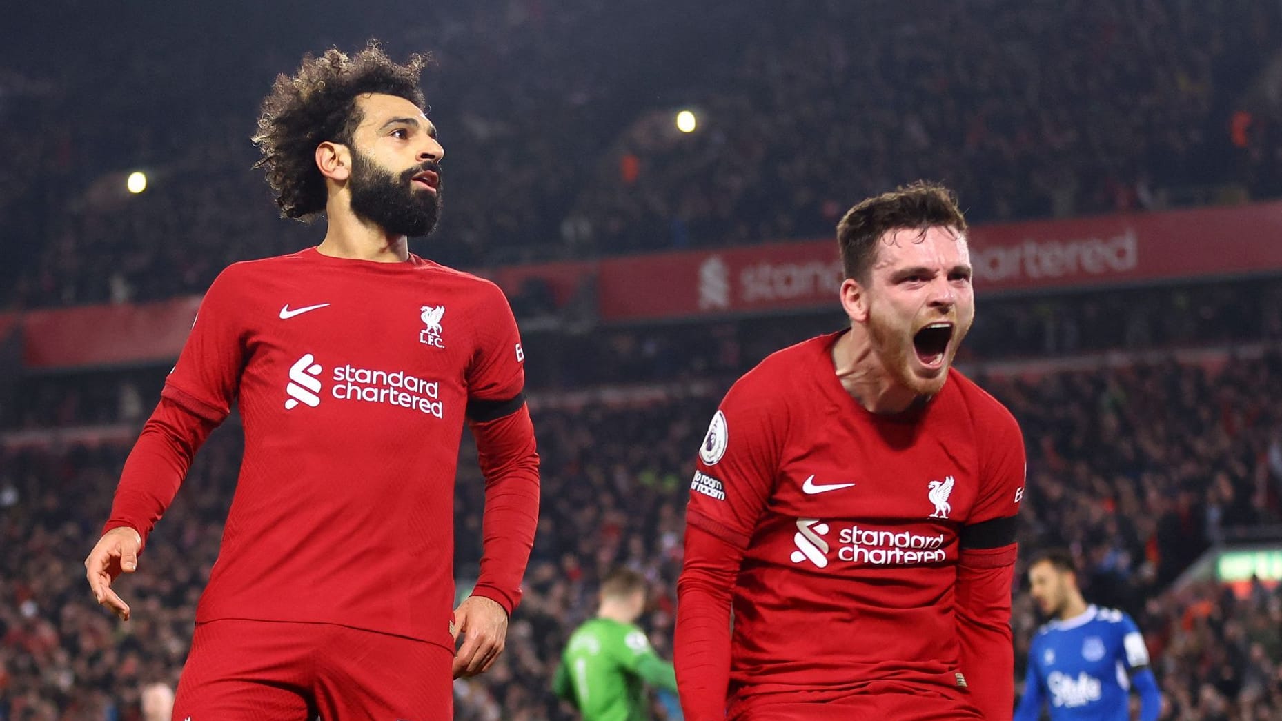 Mohamed Salah (l.) jubelt mit Andrew Robertson: Der Ägypter brachte die "Reds" in Führung.