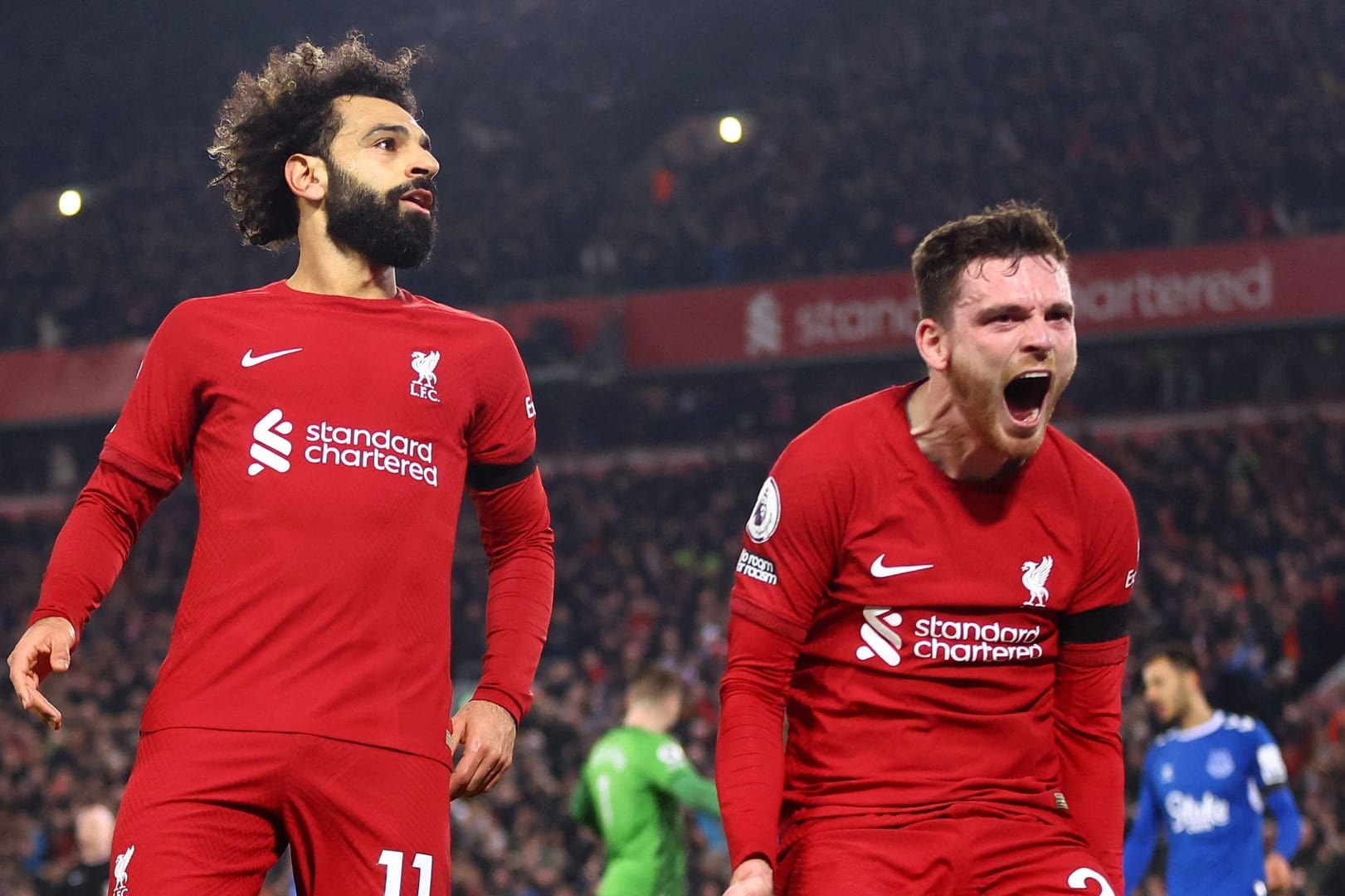 Mohamed Salah (l.) jubelt mit Andrew Robertson: Der Ägypter brachte die "Reds" in Führung.