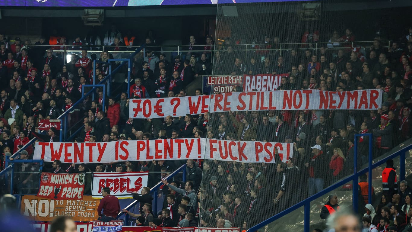 Fans des FC Bayern München: Sie protestierten gegen die Eintrittspreise im Parc des Princes in Paris.