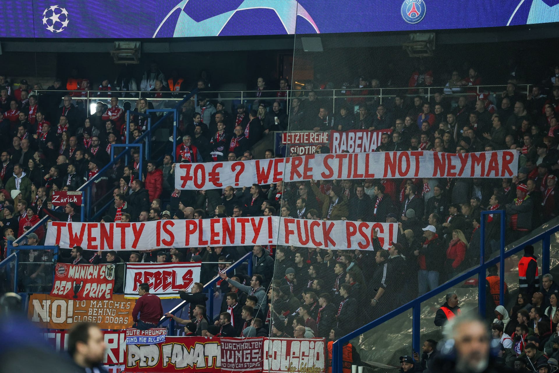 Fans des FC Bayern München: Sie protestierten gegen die Eintrittspreise im Parc des Princes in Paris.