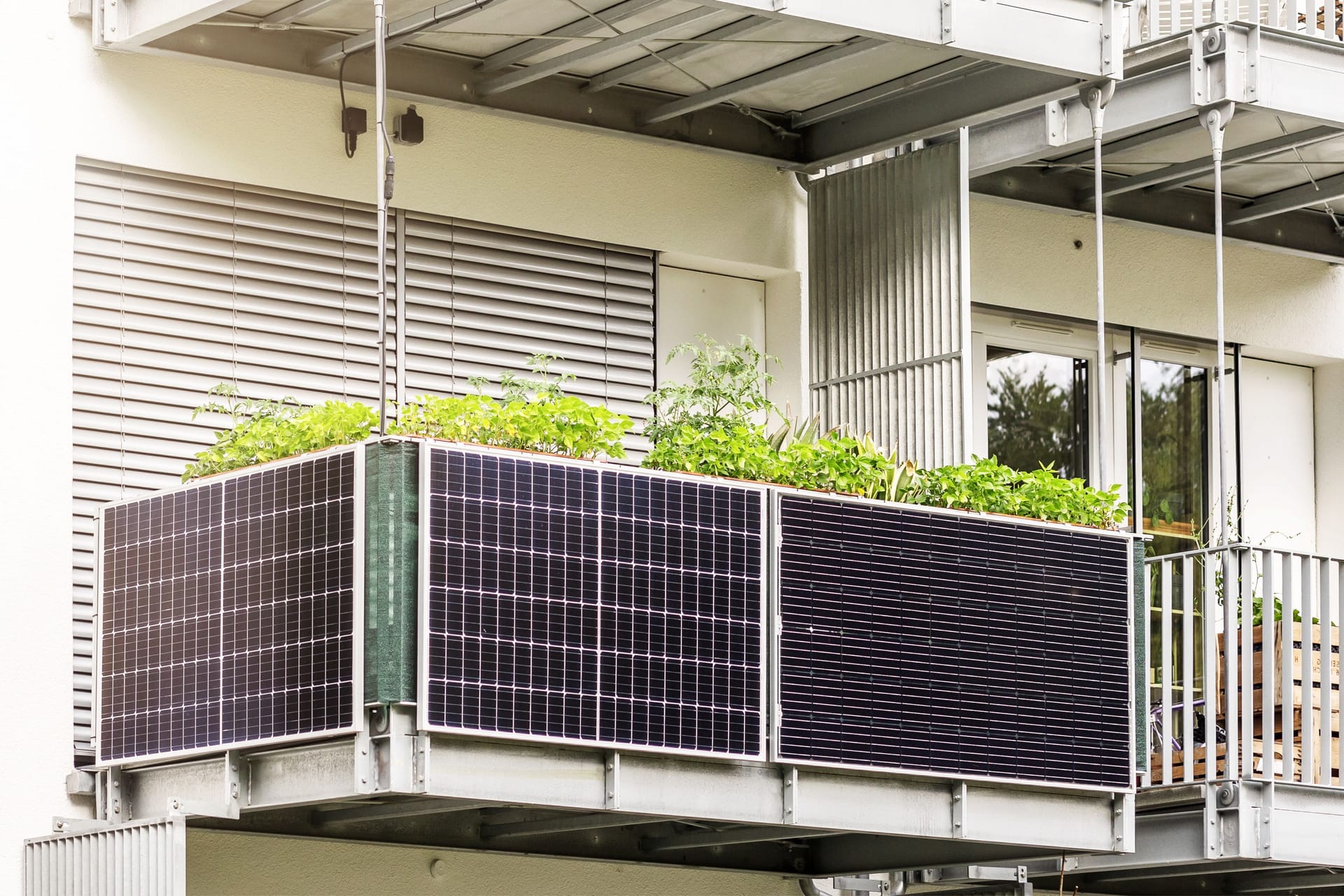 Nachhaltige Energieerzeugung: Mit einer Mini-Solaranlage auf dem Balkon kann der erzeugte Strom über einen Stecker an das heimische Stromnetz angeschlossen werden.