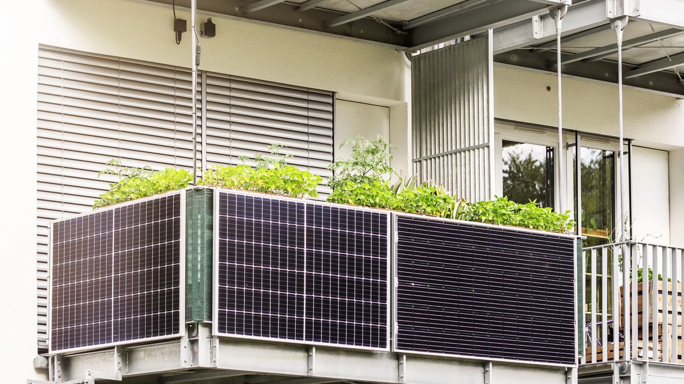 Nachhaltige Energieerzeugung: Mit einer Mini-Solaranlage auf dem Balkon kann der erzeugte Strom über einen Stecker an das heimische Stromnetz angeschlossen werden.