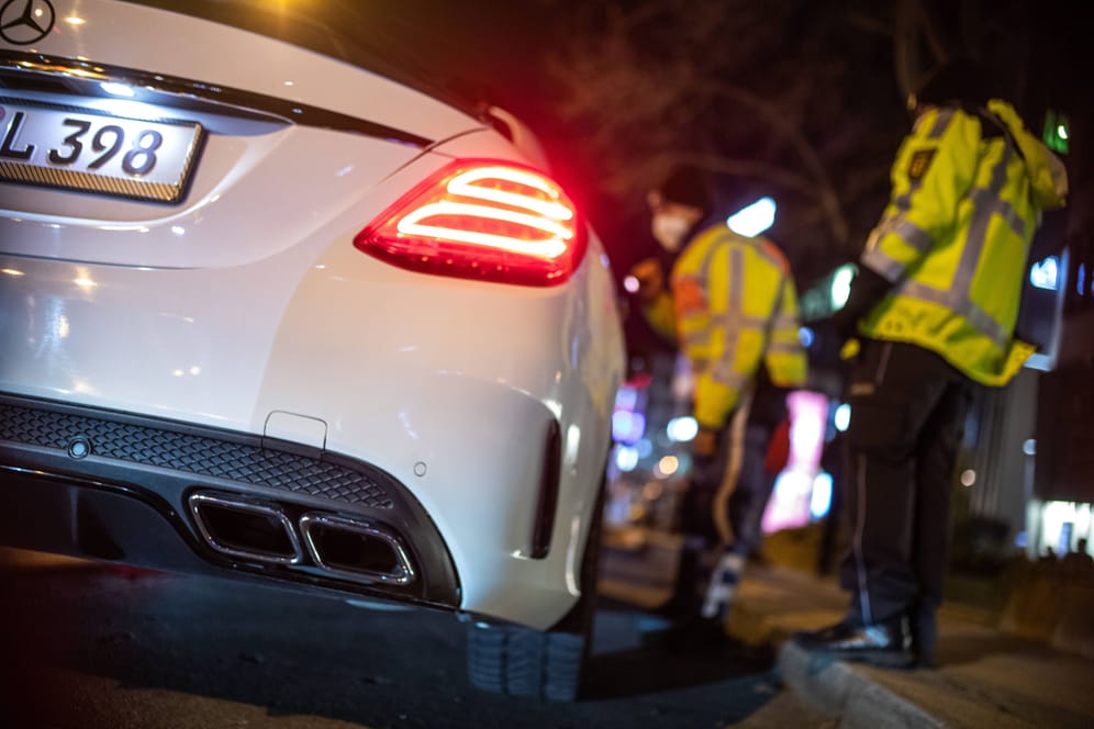 Fahrzeugkontrolle am Abend (Symbolbild): Bei einer großen Aktion in Hamburg wurde die Polizei fündig.