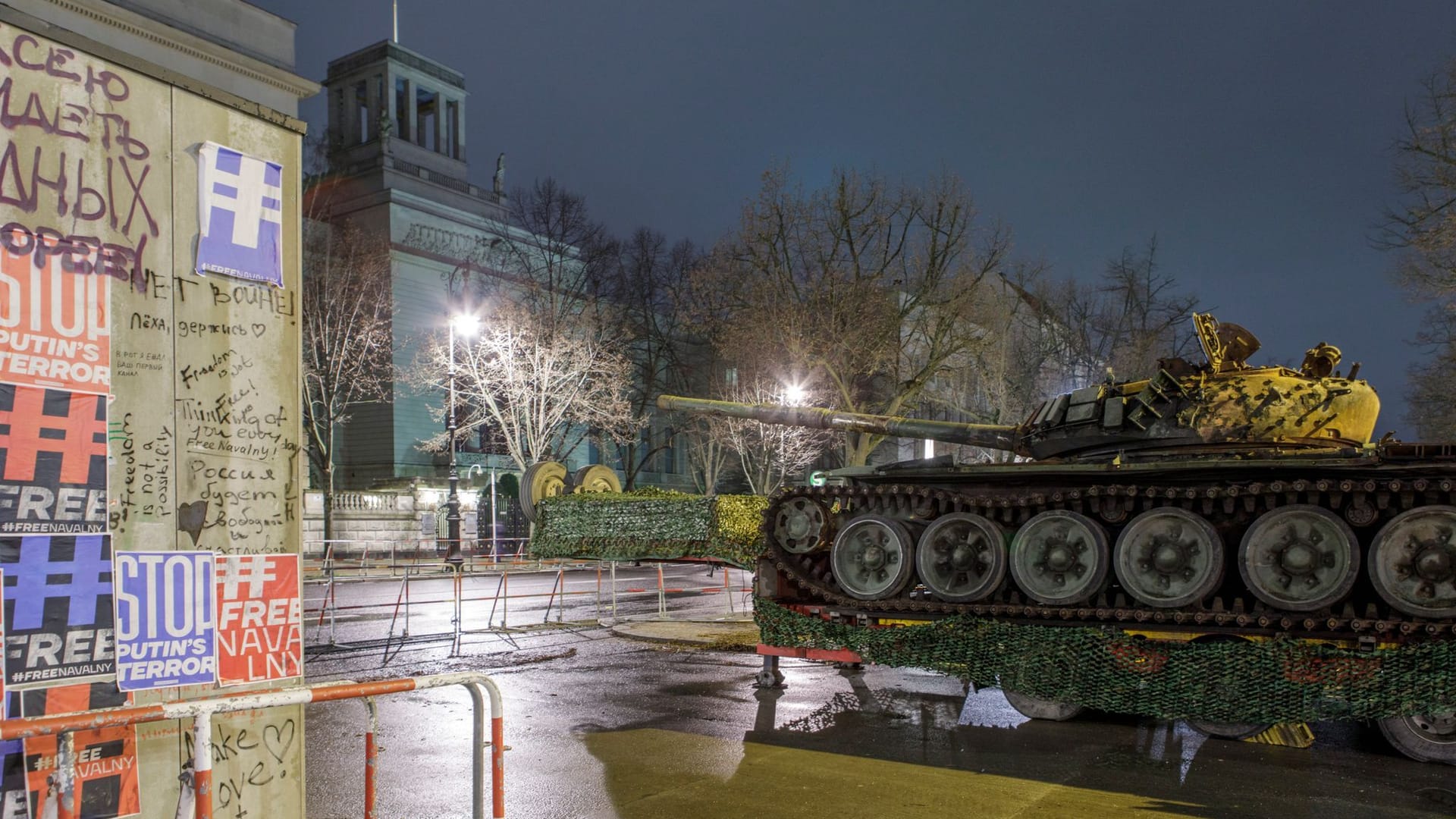 Das Wrack eines russischen Panzers: Es soll einige Tage vor der russischen Botschaft stehen.