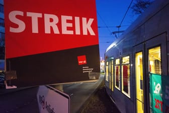 Die Gewerkschaft Verdi hat für Dienstag einen breiten Warnstreik angekündigt (Archivbild): In Hannover sollen Bus und Bahn stillstehen und Kitas zu bleiben.