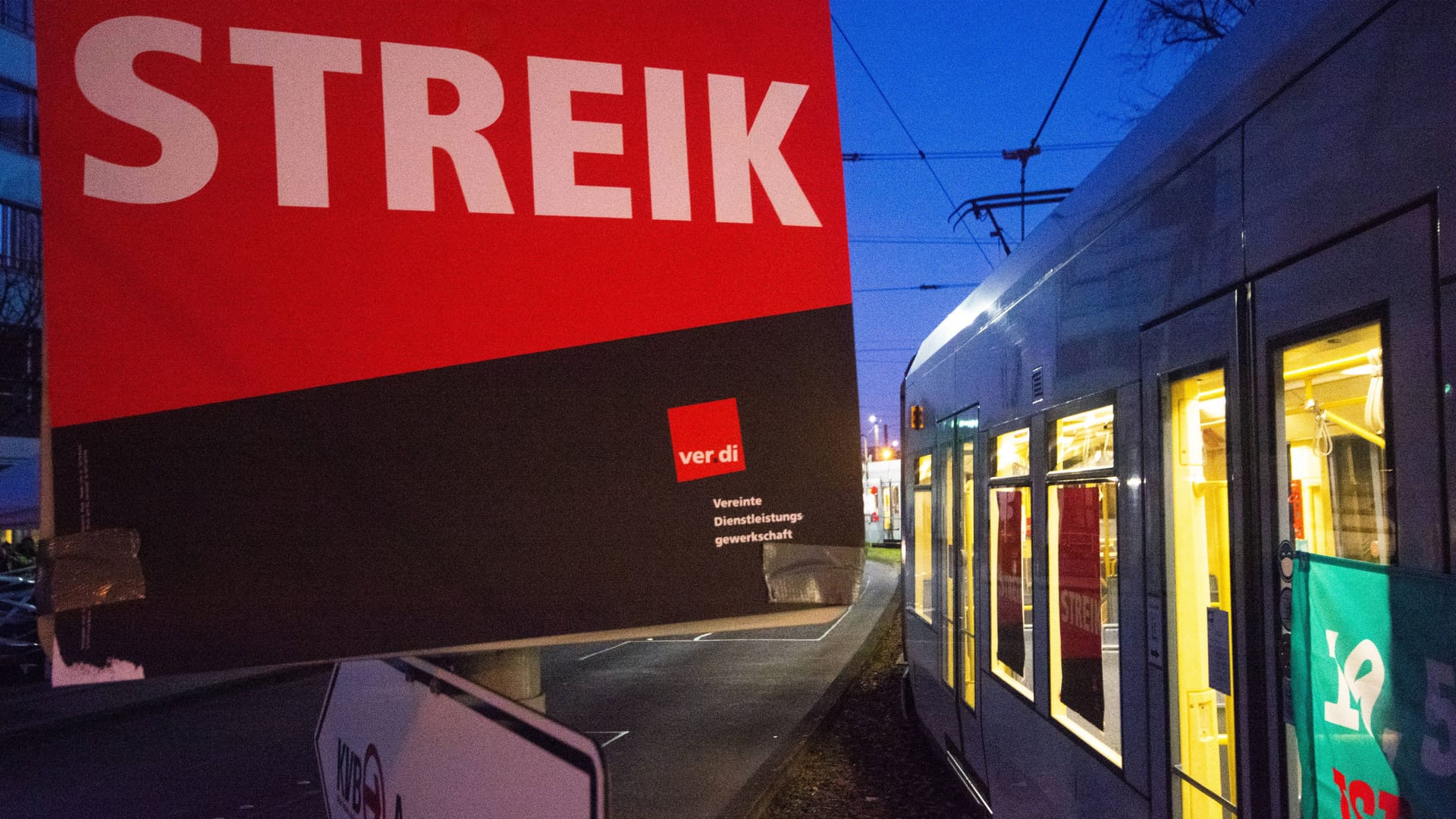 Die Gewerkschaft Verdi hat für Dienstag einen breiten Warnstreik angekündigt (Archivbild): In Hannover sollen Bus und Bahn stillstehen und Kitas zu bleiben. Die Gewerkschaft Verdi hat für Dienstag einen breiten Warnstreik angekündigt (Archivbild): In Hannover sollen Bus und Bahn stillstehen und Kitas zu bleiben.